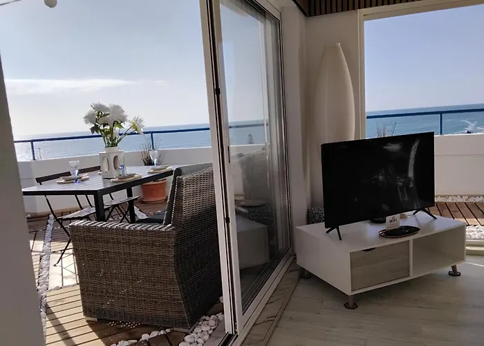 Апартаменты Amazing Penthouse- Panoramic Sea View & Tikki Bar On Private Terrasse *